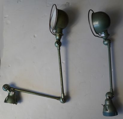 null 341- JIELDE Trois lampes d'atelier en métal laqué vert (1 à un bras, 1 à deux...