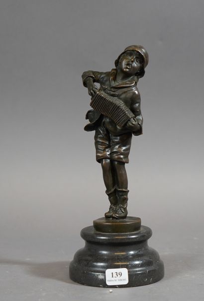 null 139- TURPIN ''Joueur d'accordéon'' Sculpture en bronze Socle en marbre H : 20...
