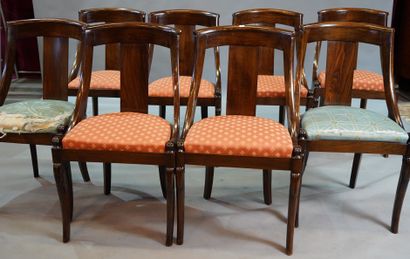null 448- Suite de huit chaises en acajou de style Restauration dont six à assise...