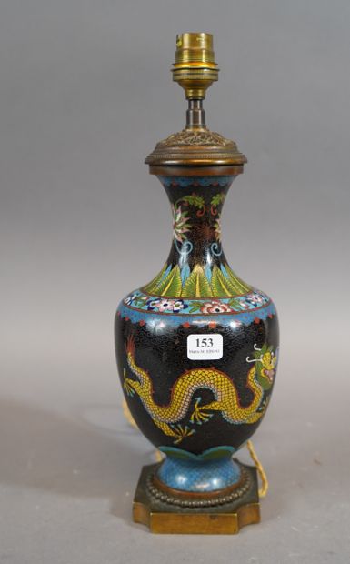 null 153- Vase en cloisonné monté en lampe à décor de dragon Monture en bronze CHINE....