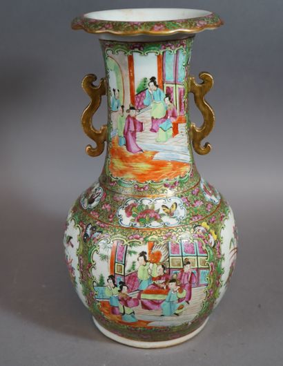 null 334- Vase en porcelaine de Canton à décor de Geisha, papillon et fleur H : 35...