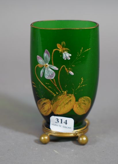 null 314- Petit vase vert émaillé à décor de violette H : 11 cm