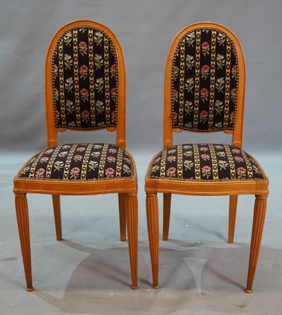 null 414- Paire de chaises en bois mouluré à pieds fuselés Epoque 1930 H : 89 cm
