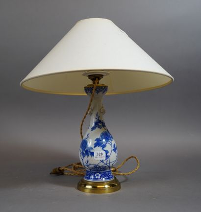 null 328- Vase en porcelaine de Chine bleu blanc monté en lampe H : 20 cm