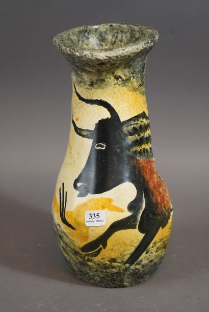 null 335- André QUIRON Vase moderniste à décor de taureau H : 27 cm