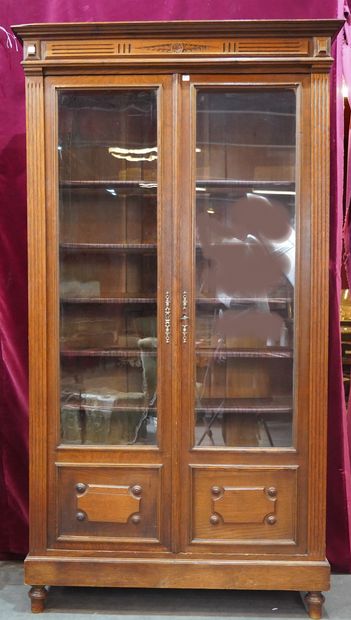 null 437- Bibliothèque en bois sculpté ouvrant à deux portes vitrées 136 x 102 x...