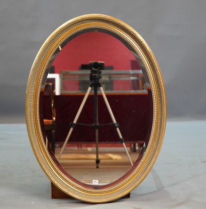 null 407- Miroir ovale, cadre en bois doré 78 x 58 cm