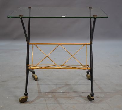 null 436- Table porte-revues roulante en métal Plateau en verre. Pieds noirs et dorés...