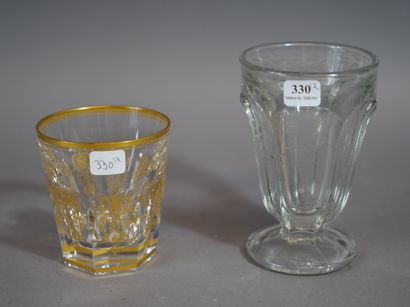 null 330- Deux verres : un gravé et un doré