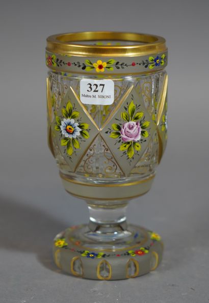 null 327- Verre en cristal gravé et émaillé à décor de fleurs