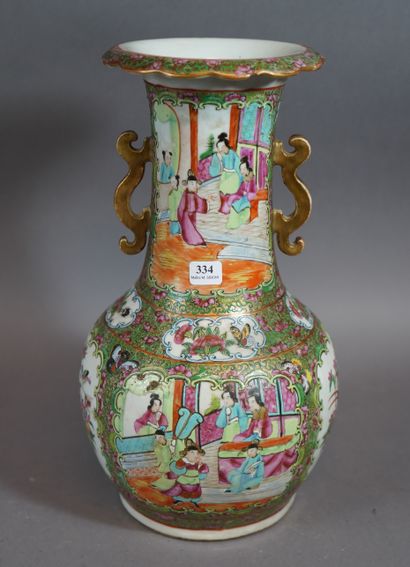 null 334- Vase en porcelaine de Canton à décor de Geisha, papillon et fleur H : 35...