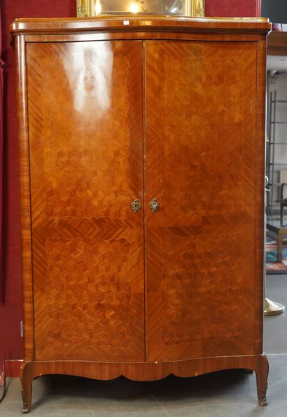 null 455- Armoire deux portes en bois de placage marqueté de cubes Style Louis XV...