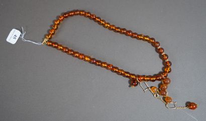null 45- Parure comprenant collier de boules d'ambre, pendants d'oreilles et bracelet...