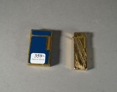 null 359- DUPONT Briquet en métal doré et laque bleue On y joint un briquet en métal...