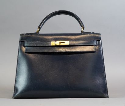 null 313- HERMES Paris made in France Sac ''Kelly Sellier'' 32 cm en box marine Attaches...