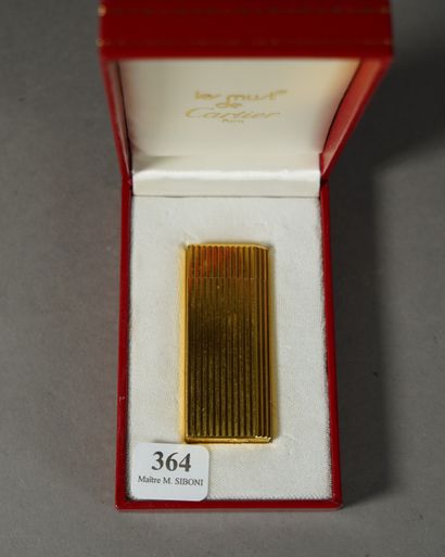 null 364- CARTIER Briquet en plaqué or dans sa boîte