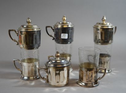 null 
373- Quatre cafetières et leurs tasses à café en verre et métal argenté

