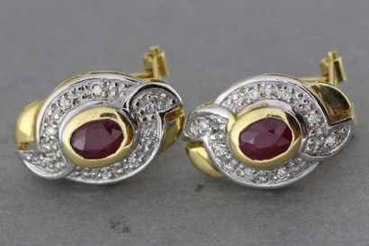 null 136- Paire de boucles d'oreilles en or ornées d'un rubis entouré de diamants...