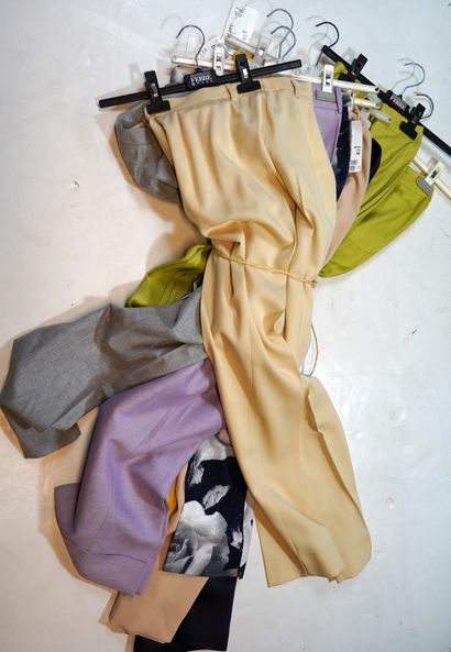 null 357- LAUREL Lot de neuf pantalons de tailles diverses