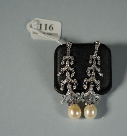 null 116- Paire de pendants d'oreilles en or gris et diamants (1,02 ct env.) retenant...