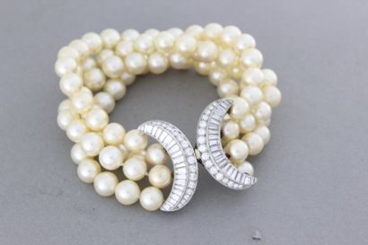 null 141- Bracelet composé de quatre rangs de perles Le fermoir en or est serti de...