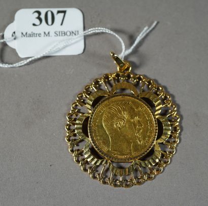 null 307- Pendentif en or jaune serti d'un Napoléon 20 F Pds : 9,90 g