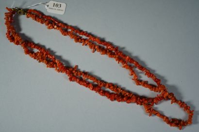 null 103- Deux colliers en bâtonnets de corail