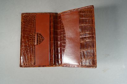 null 338- Portefeuille porte-cartes RM en cuir façon crocodile tabac, monogrammes...