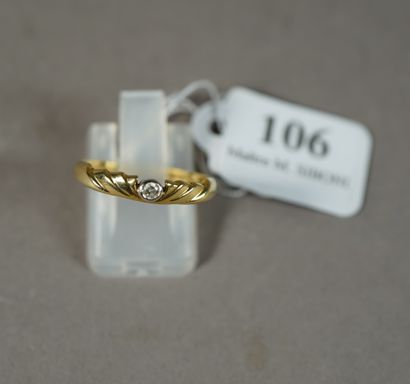 null 106- Bague en or jaune sertie d'un diamant Tour de doigt : 55 Pds : 1,75 g