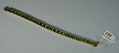 null 155- Bracelet en or jaune serti d'une ligne de péridots (env. 24K)

Pds brut...