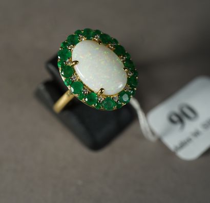 null 90- Bague en or jaune ornée au centre d'une opale dans un entourage de diamants...