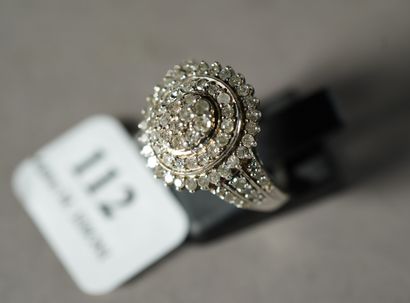 null 112- Bague en argent 800 en forme de fleur ornée de petits diamants

Tour de...