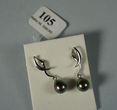 null 105- Boucles d'oreilles articulées en or gris ornées chacune d'une perle poire...