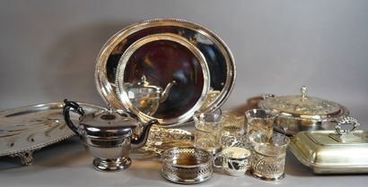 null 445- Important lot de métal argenté : plats, beurriers, coupes, dessous de bouteilles,...