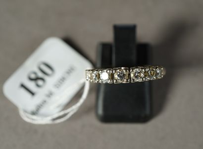 null 180- Demi-alliance en or gris sertie de sept diamants taillés en brillants en...