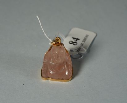 null 84- Pendentif en or jaune serti d'un bouddha en quartz rose
