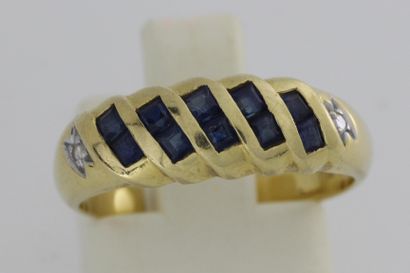 null 237- Bague en or ornée de cinq lignes de saphirs calibrés épaulés de brillants

Tour...