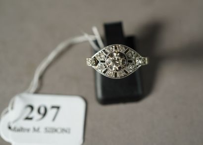 null 297- Bague en platine et or gris sertie d'un diamant dans un entourage de diamants...