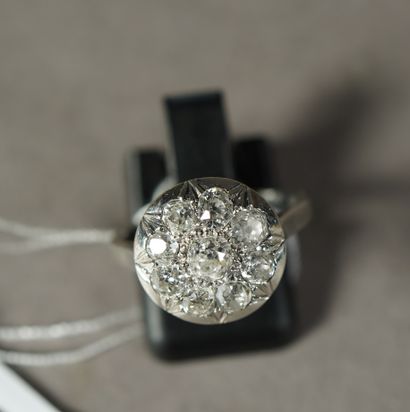 null 185- Bague en platine et or gris sertie d'un diamant central entouré de huit...