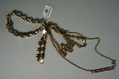 48- Lot en or 9K (bracelets, collier) 
Pds...