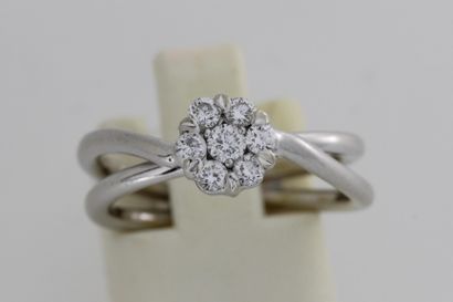 null 
144- Bague ''Fleur'' en or ornée d'un brillant central entouré de brillants

Tour...