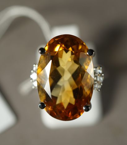 null 94- Bague en or gris ornée d'une citrine (env. 15 ct) épaulée de diamants

Tour...