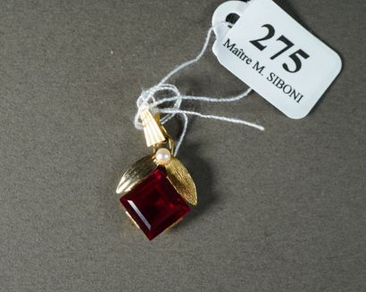 null 275- Pendentif en or jaune orné d'une perle et d'une pierre rouge

Pds : 2,56...