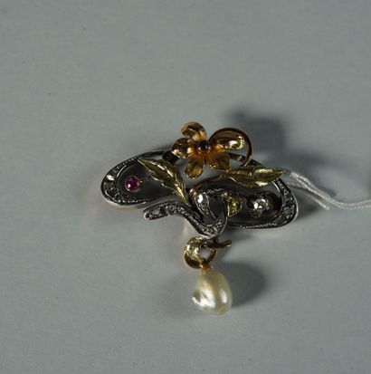 null 178- Pendentif en or et argent en forme de fleur, tige épaulée d'un rubis motif...