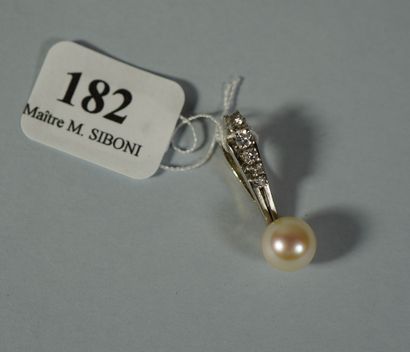 null 182- Pendentif en or gris et platine orné d'une perle et d'une ligne de diamants

Pds...