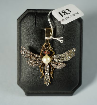 null 183- Pendentif ''Libellule'' en or et argent, les ailes serties de diamants...