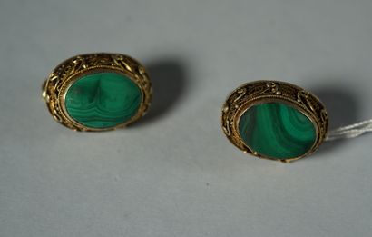 null 108- Clips d'oreilles en vermeil à décor filigrané ornés de cabochons de malachite...