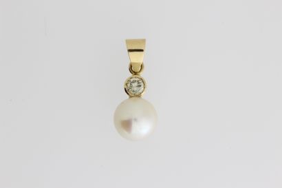 null 279- Pendentif en or orné d'une perle surmontée d'un brillant

Pds : 2,1 g