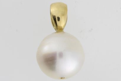 null 
196- Pendentif en or orné d'une perle




Pds : 3,3 g
