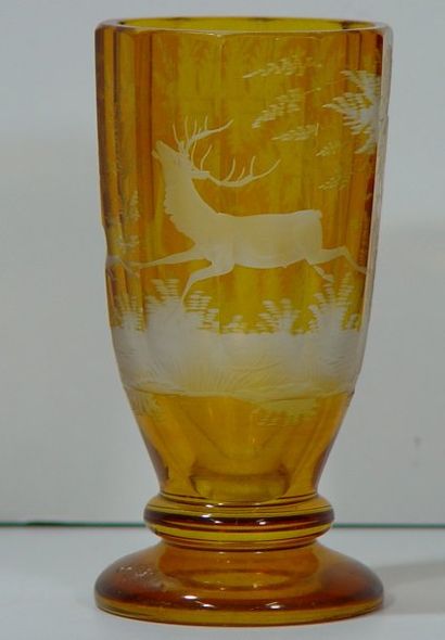null Verre en cristal verre en cristal de Bohème à décor d'un cerf Ht : 14 cm